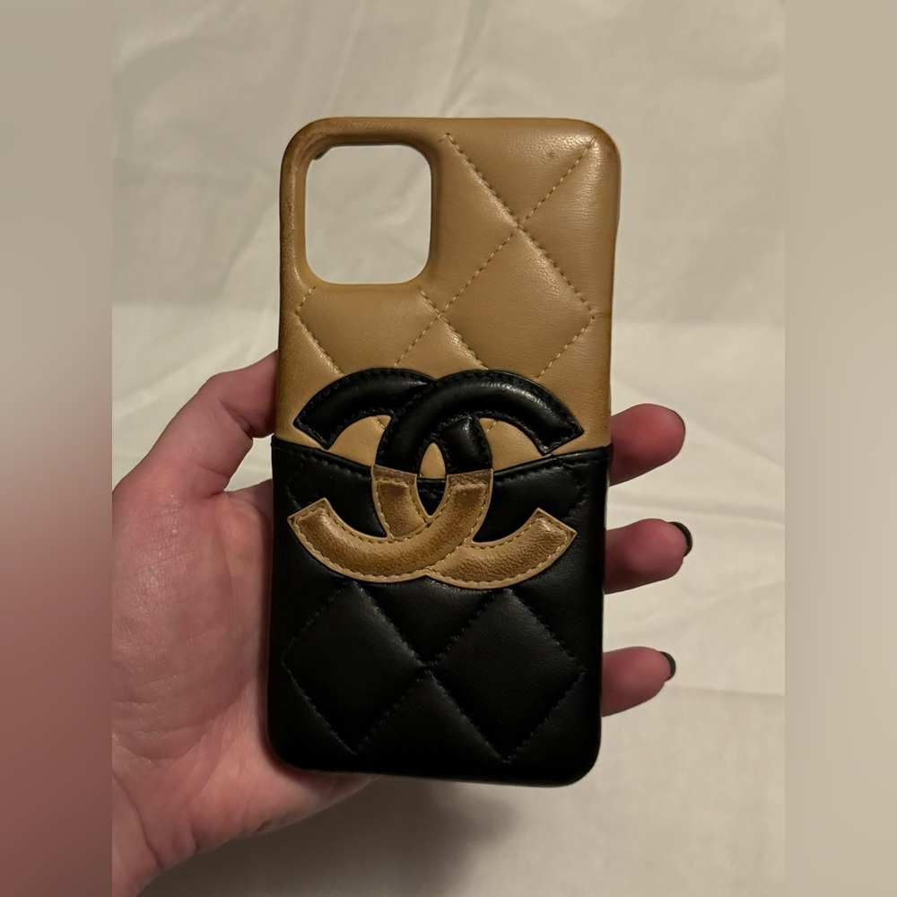 AUTHENTIC CHANEL Tan Black Matelasse Leather Interlocking CC Quilted Phone Case - Picture 3 of 16